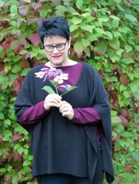 Herbst Outfit mit Poncho und eine Hortensie im Glas