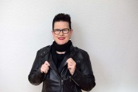 Lederjacke im Herbst – kombiniert mit Schuhen im Dandy-Look und Kleid mit Spitze